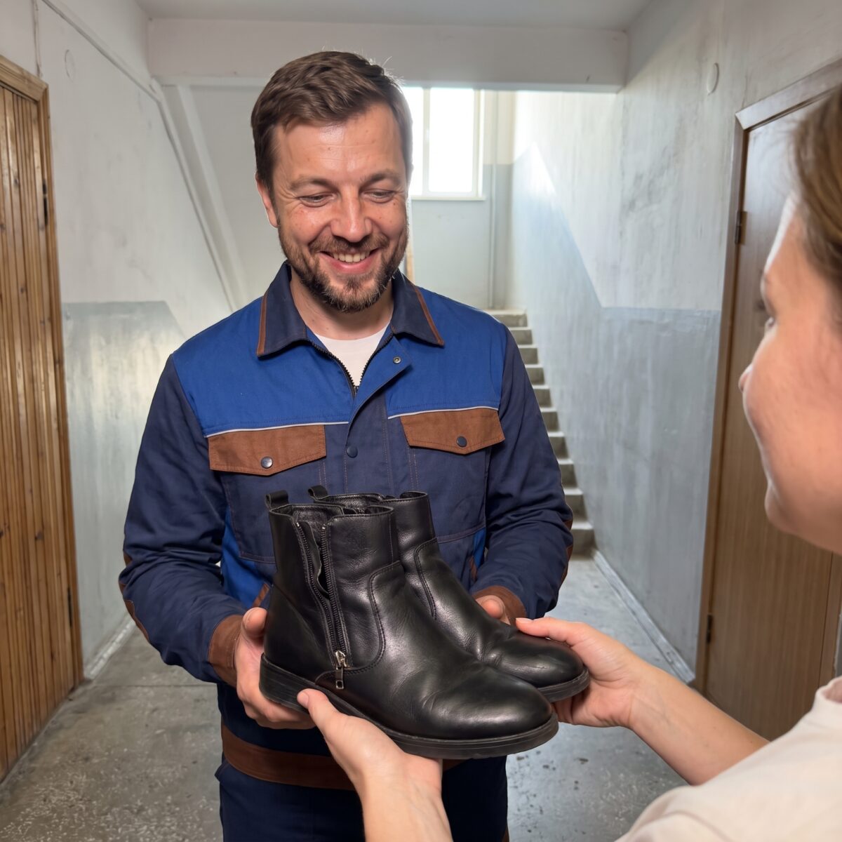 Передача чёрных сапог курьеру у двери